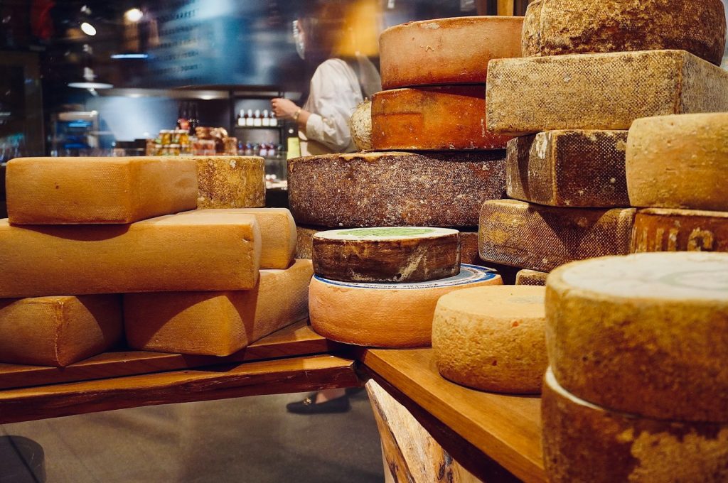 le reblochon des aravis : du terroir à la table